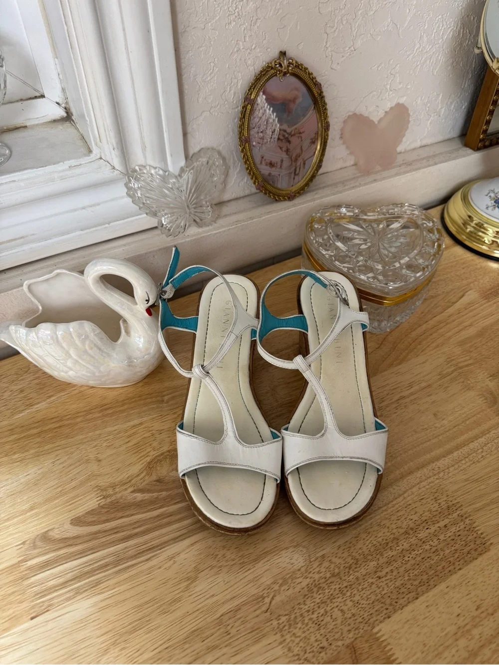 Dreamy Gianni Bini 2000s wedge sandals size 6 sleek strappy silhouette